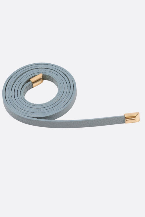 
Ceinture élégante en cuir de vachette bleu clair avec embouts dorés, parfaite pour ajouter du style à vos tenues.



