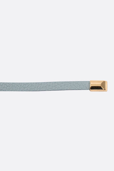 
Détails dorés sur cette ceinture fine en cuir de vachette bleu clair, idéale pour une allure chic et moderne.




