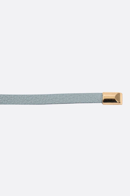 
Détails dorés sur cette ceinture fine en cuir de vachette bleu clair, idéale pour une allure chic et moderne.



