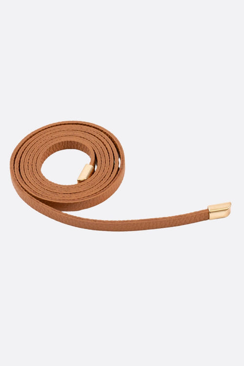 
Ceinture fine en cuir de vachette marron ornée de détails dorés, accessoire chic pour sublimer vos tenues élégantes.



