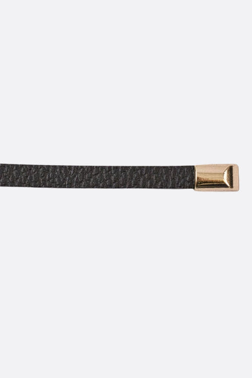 
Ceinture délicate en cuir noir de vachette avec embouts dorés, un accessoire sophistiqué pour des looks raffinés.



