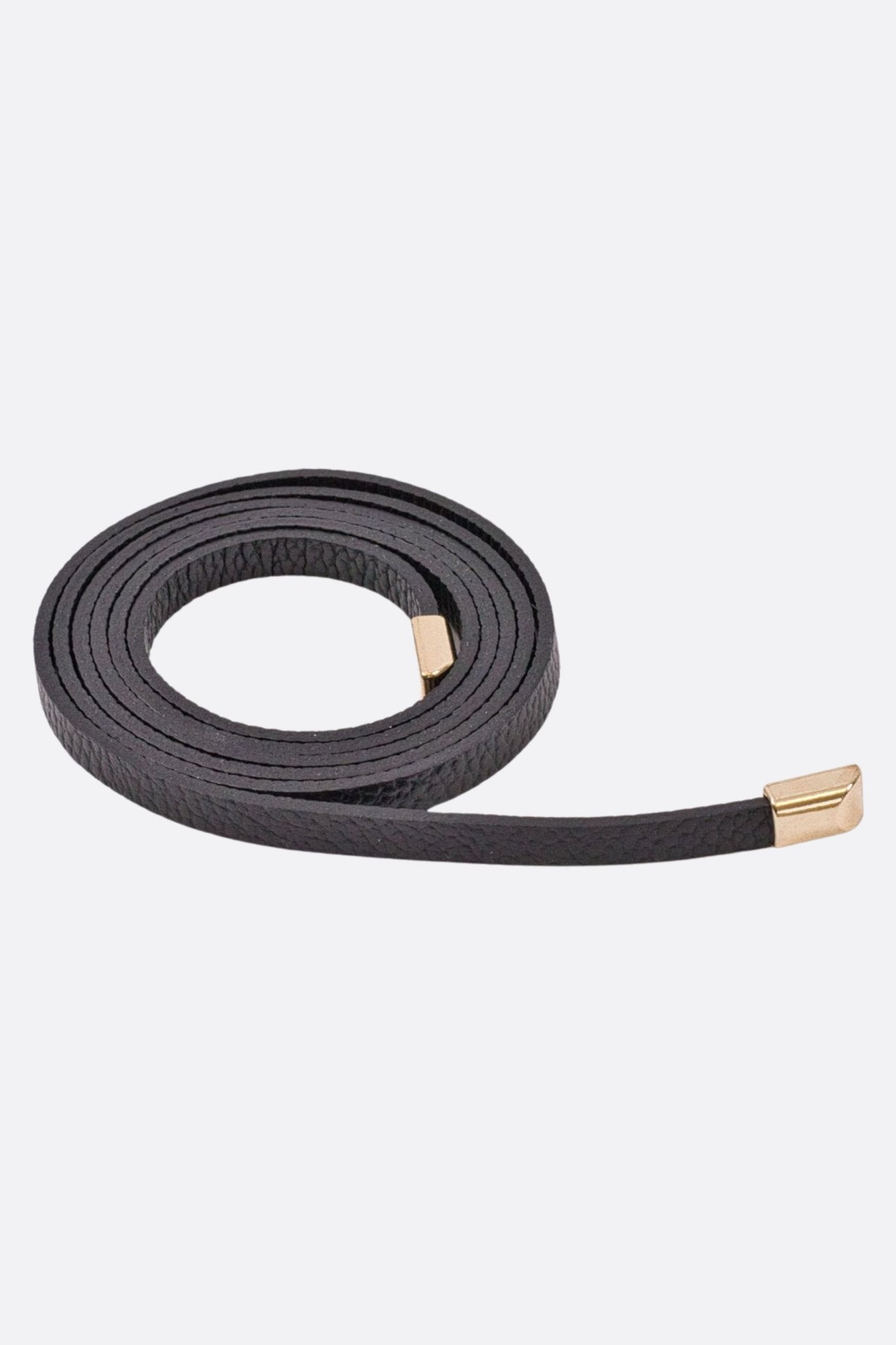 
Ceinture chic en cuir de vachette noire ornée de détails dorés, parfaite pour sublimer vos tenues élégantes.



