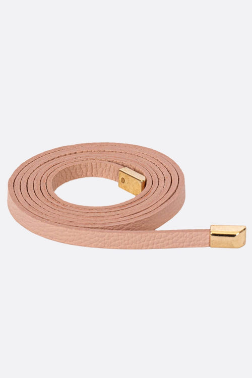 
Ceinture délicate en cuir rose poudré avec accents dorés, idéale pour sublimer vos tenues élégantes.



