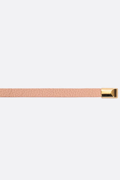 
Détails dorés sur ceinture en cuir rose poudré, parfaite pour une allure chic et raffinée en toutes occasions.



