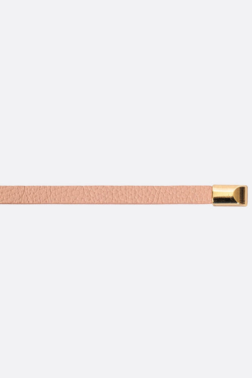 
Détails dorés sur ceinture en cuir rose poudré, parfaite pour une allure chic et raffinée en toutes occasions.



