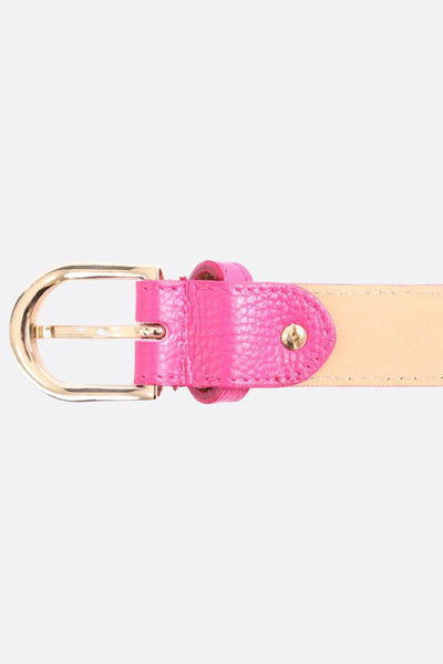 
Détail de la ceinture fuchsia en cuir de vache à texture grainée, parfaite pour apporter une touche raffinée à votre look.



