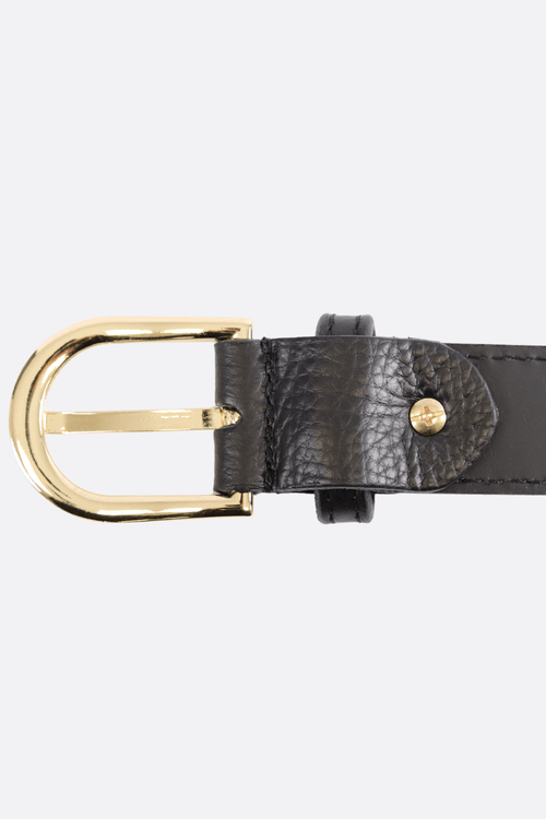 
Détail zoomé sur une ceinture en cuir noir grainé, artisanale et élégante, idéale pour un look raffiné au quotidien.



