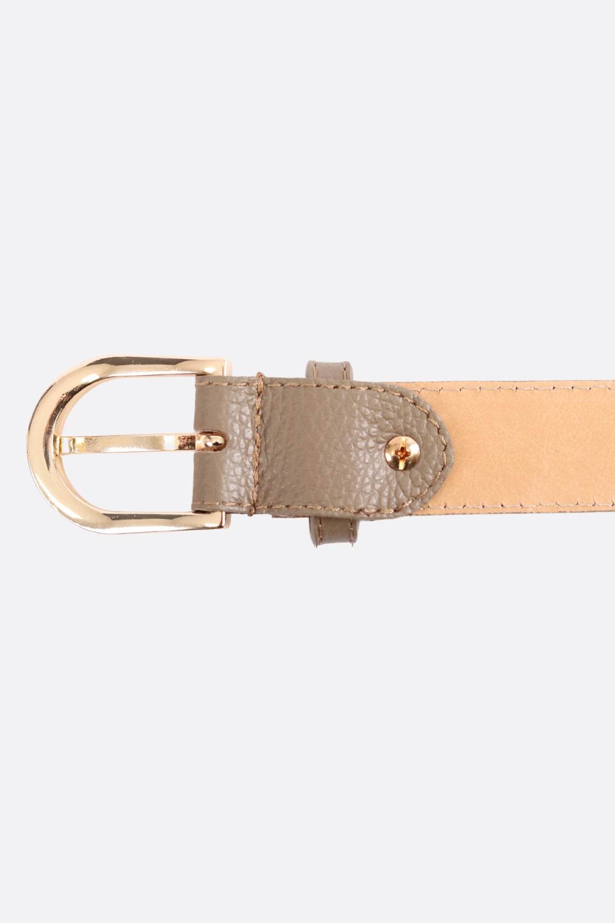 
Détail élégant de la ceinture taupe en cuir de vache grainé, idéale pour rehausser un look sophistiqué.



