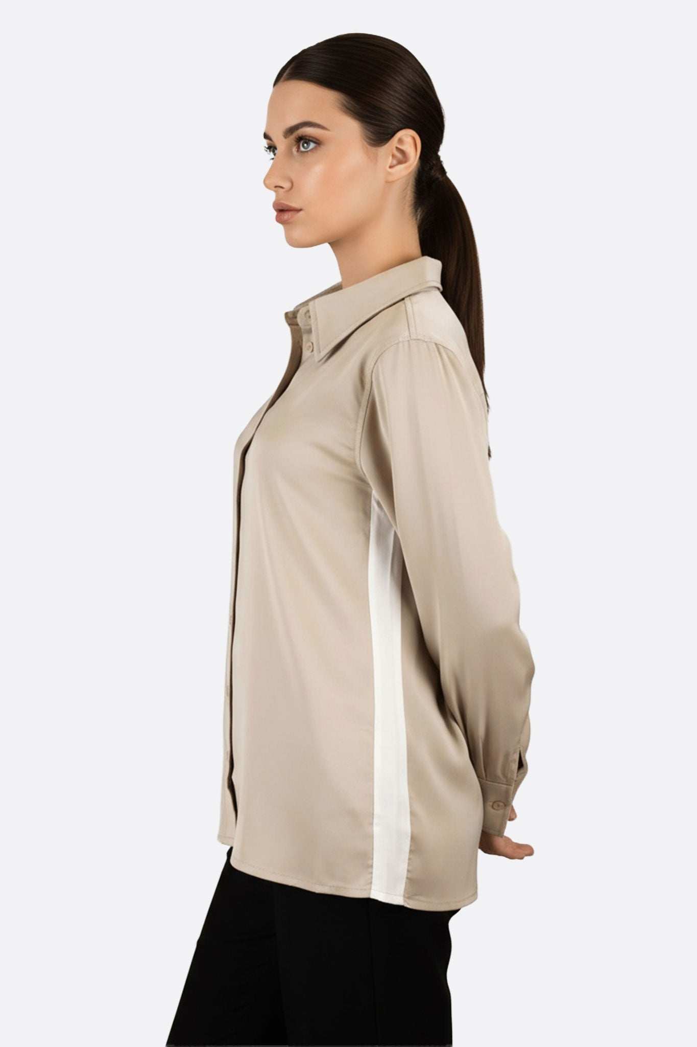 Détail d'une chemise beige à manches longues avec bande contrastante, idéale pour un look raffiné en toute occasion.