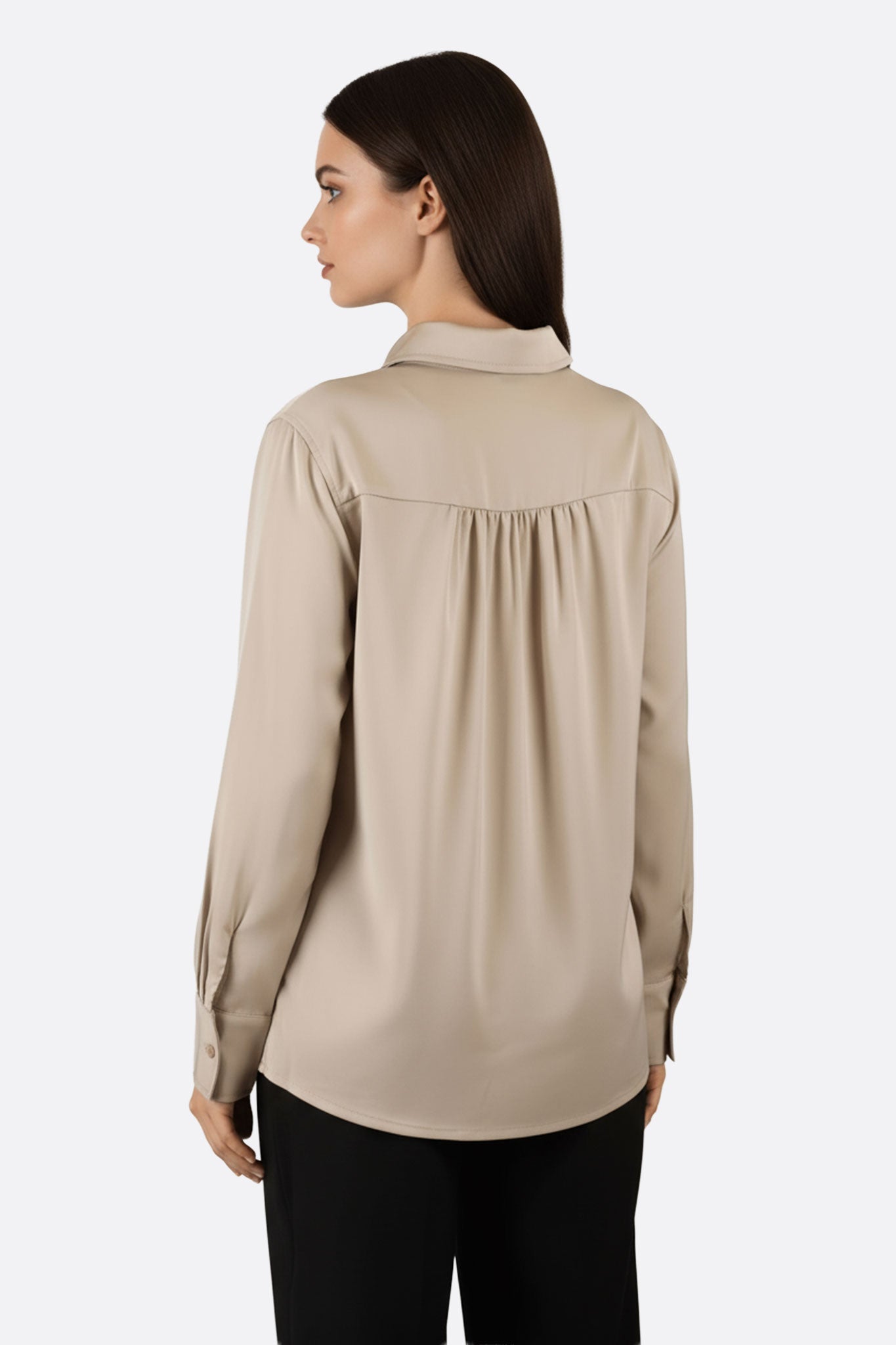 
Chemise beige à manches longues, vue alternative mettant en valeur la bande contrastante, chic pour un style moderne.



