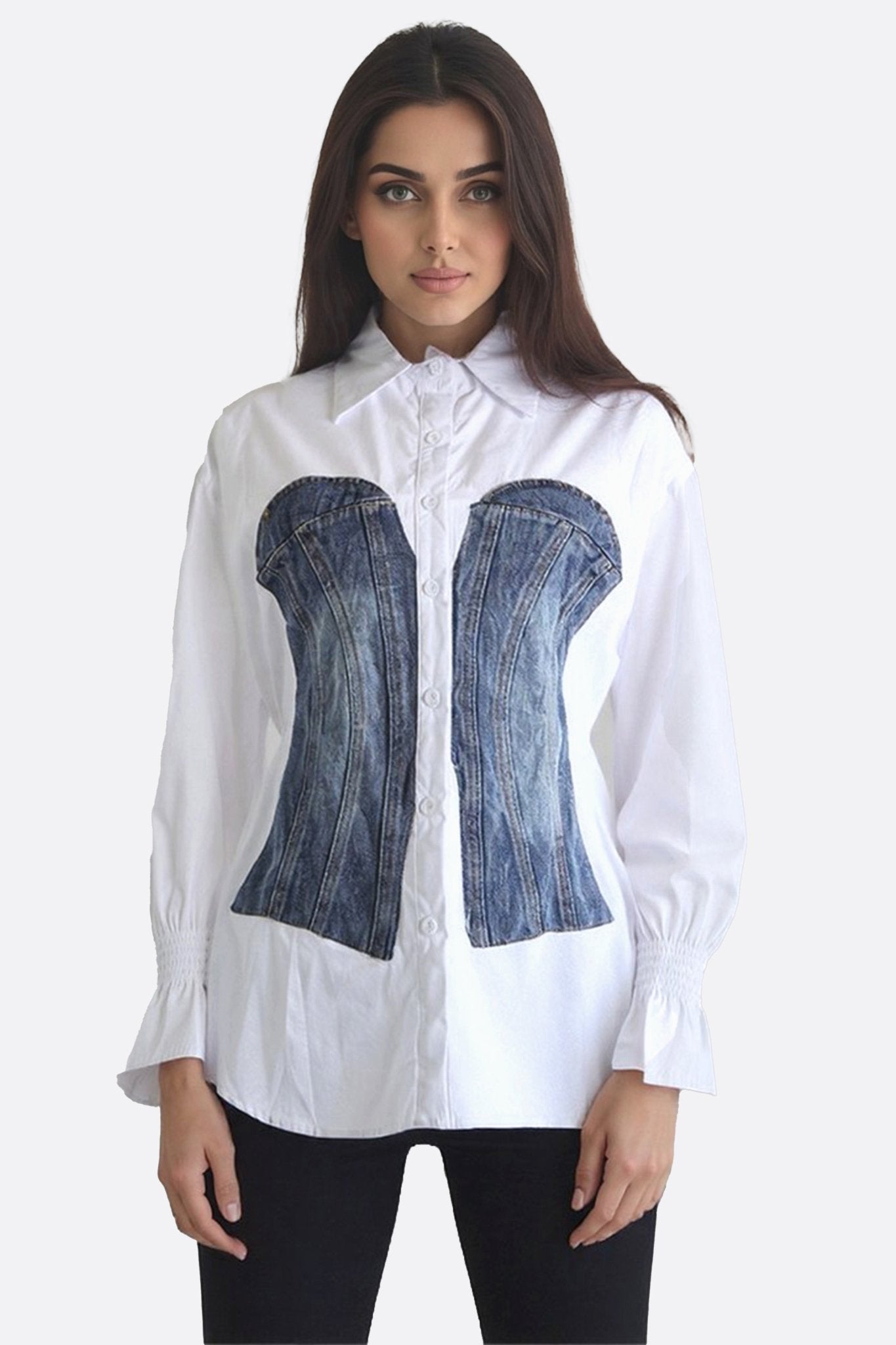 Chemise blanche élégante avec corset en denim bleu, parfaite pour un look chic et audacieux en soirée.