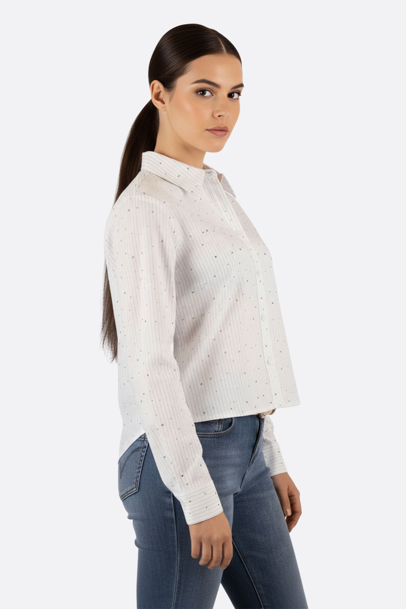 
Détails raffinés de la chemise blanche à rayures fines et strass, un incontournable pour un style moderne et sophistiqué.



