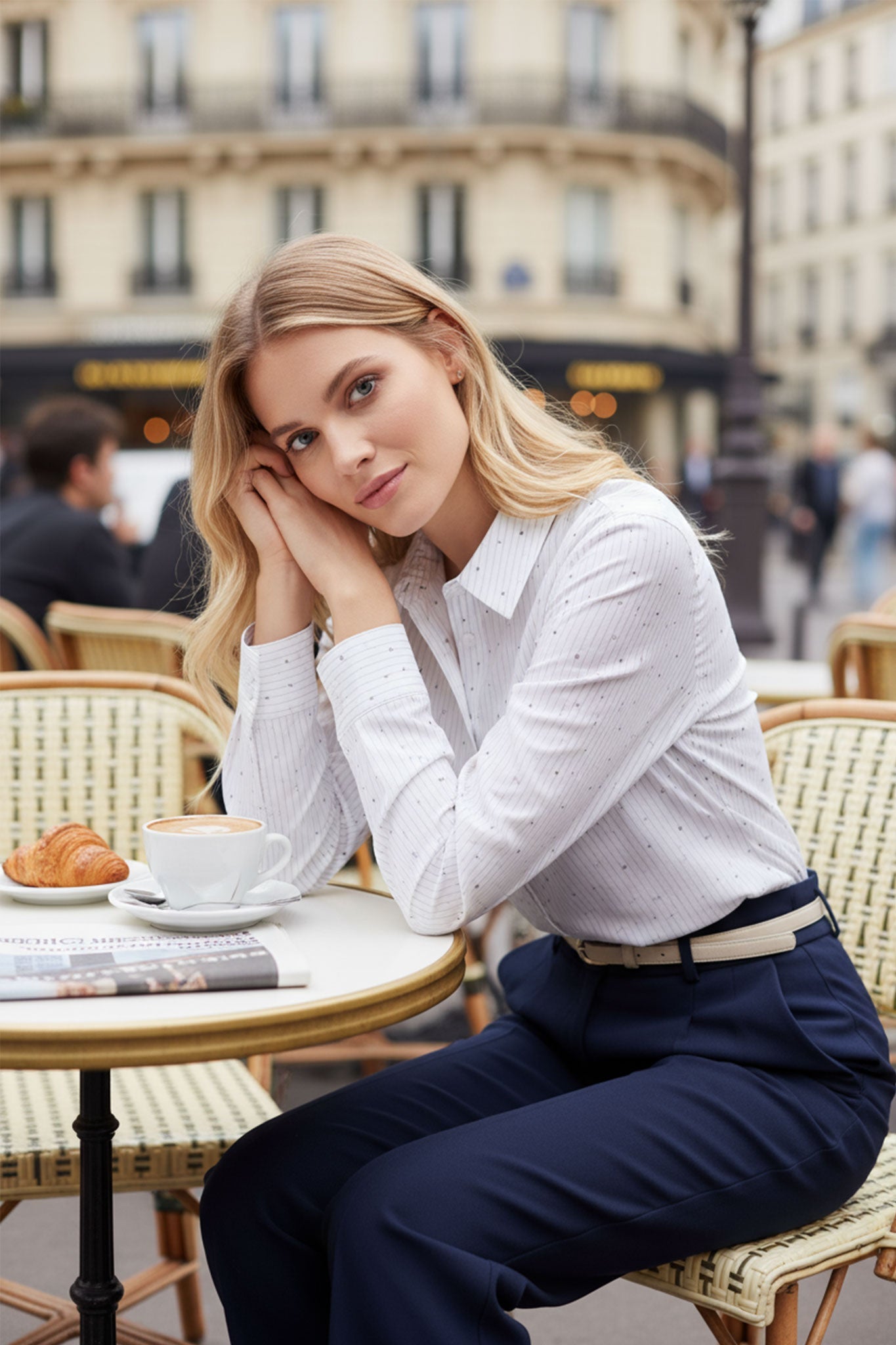 Dettaglio di una camicia bianca in cotone con eleganti righe sottili e strass luminosi, perfetta per un look chic e...