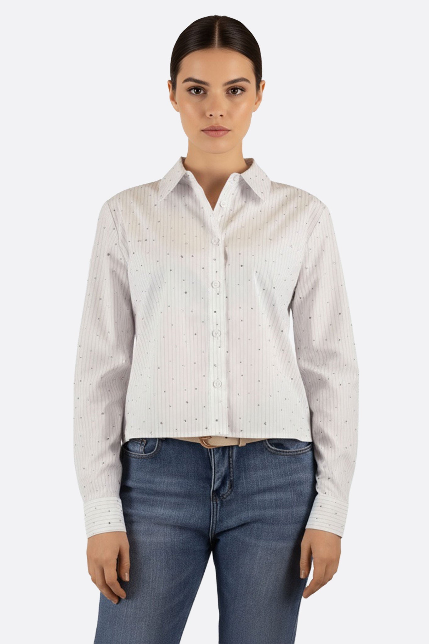 Camicia bianca in cotone con sottili righe e dettagli in strass, ideale per un outfit elegante da ufficio o per eventi...