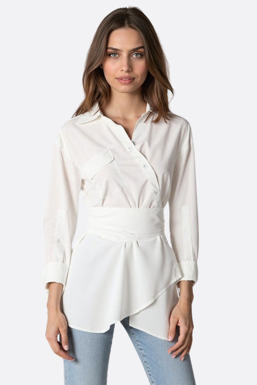 
Chemise blanche à ceinture drapée, coupe asymétrique mettant en valeur une élégance intemporelle pour une sortie chic.




