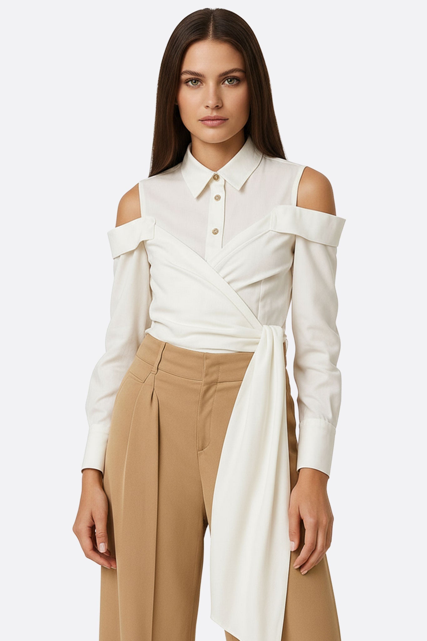 Chemise blanche chic à épaules dénudées, nœud drapé, style moderne, parfaite pour une soirée élégante.