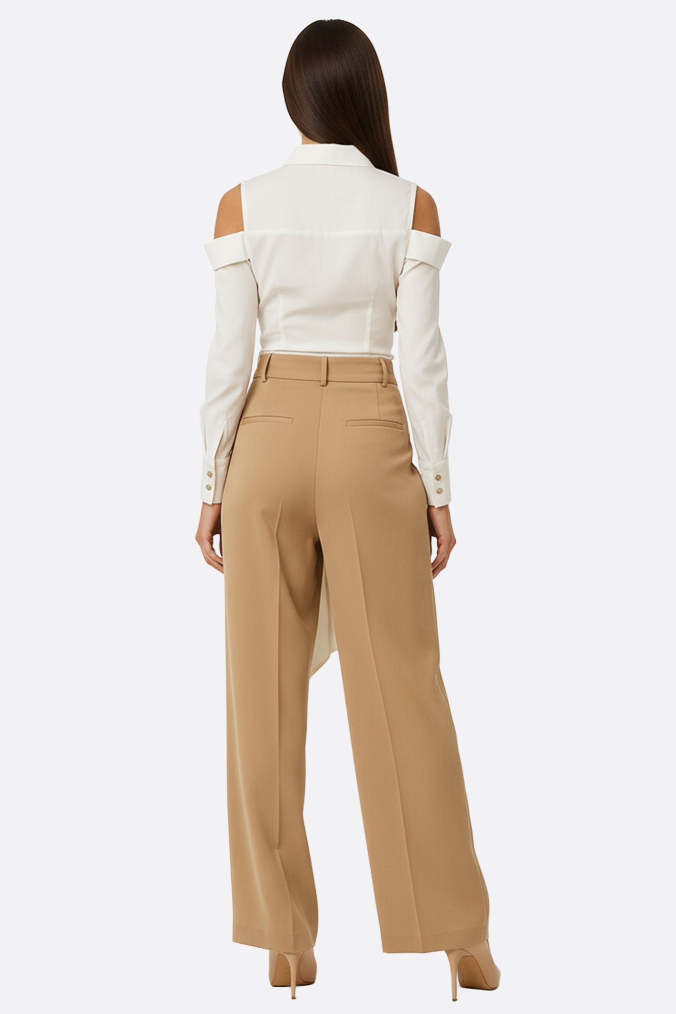 
Perspective différente d'une chemise blanche moderne à nœud drapé, mettant en valeur ses épaules dénudées et son design...



