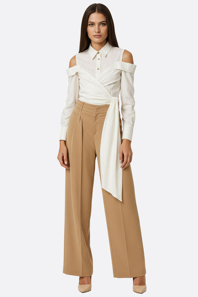 
Détail d'une chemise blanche asymétrique avec nœud drapé, élégante et moderne, idéale pour un look sophistiqué.



