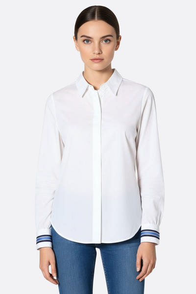 
Chemise blanche cintrée aux poignets à rayures, parfaite pour un style chic au bureau ou lors d'une sortie élégante.



