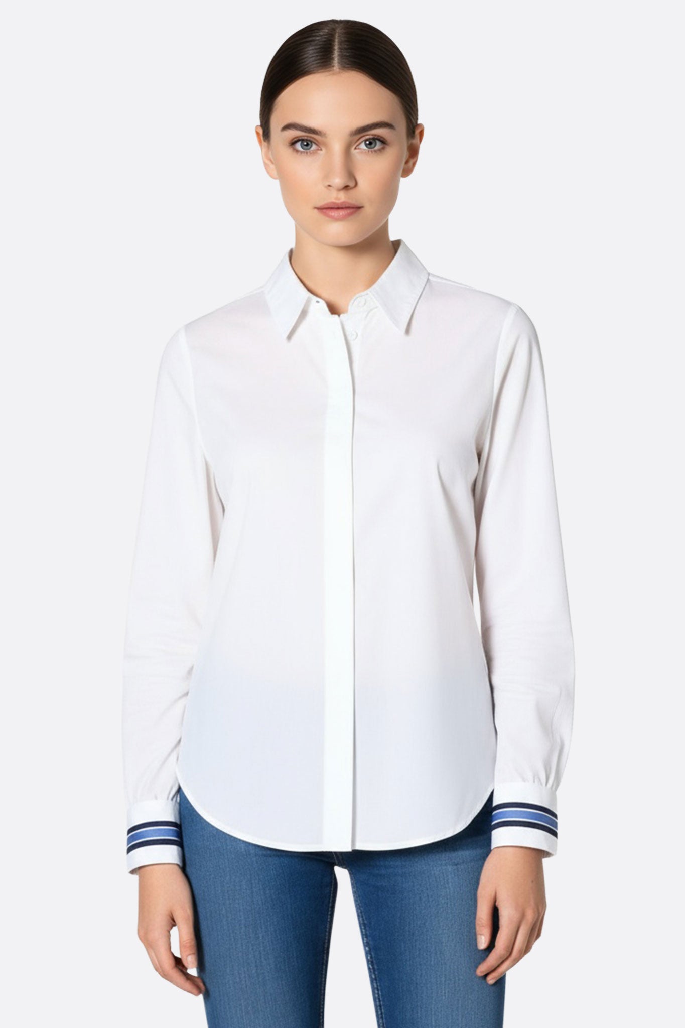 Camicia bianca aderente con polsini a righe, realizzata in cotone pregiato, ideale per un look elegante da ufficio o...