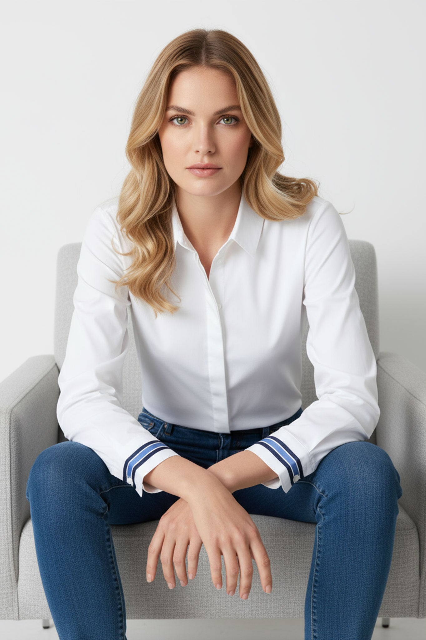 Particolare della camicia bianca aderente in cotone con polsini a righe, ideale per occasioni eleganti e look sofisticati.