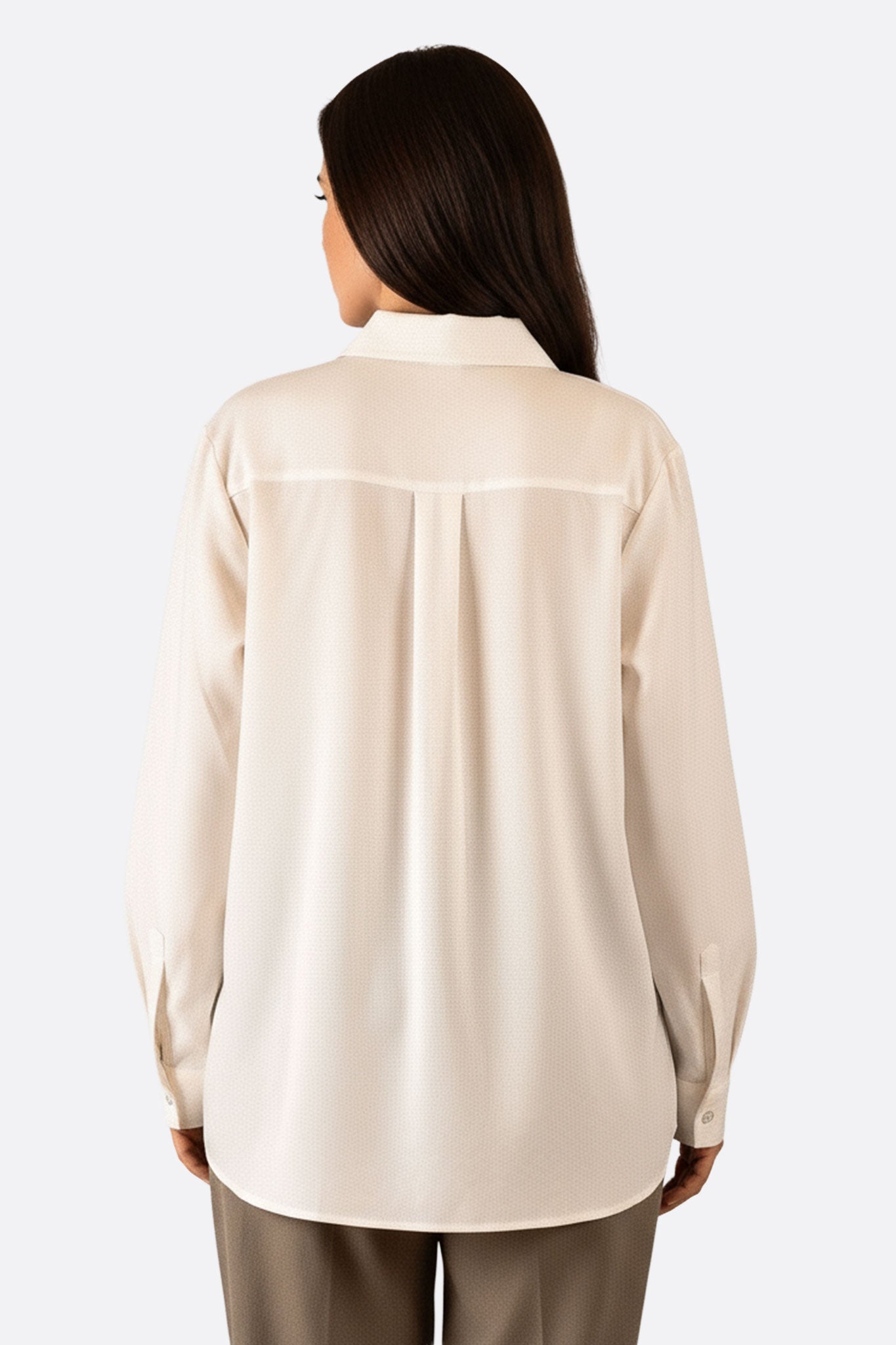 Vista alternativa della camicia bianca oversize in cotone, con dettagli in pizzo che aggiungono un tocco di eleganza e...