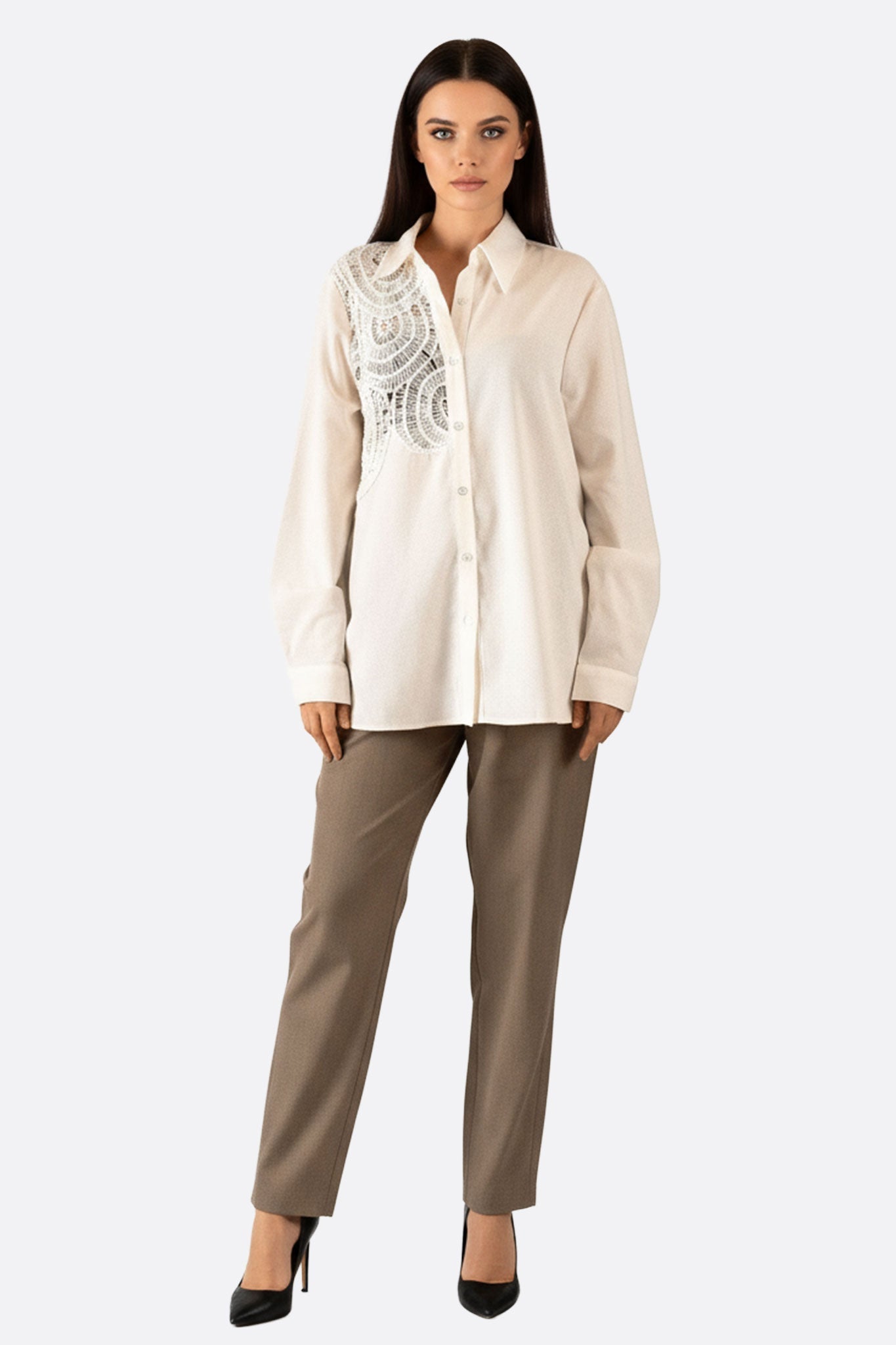 
Détail de la chemise blanche en coton avec dentelle ajourée, une pièce élégante pour un style contemporain et raffiné.



