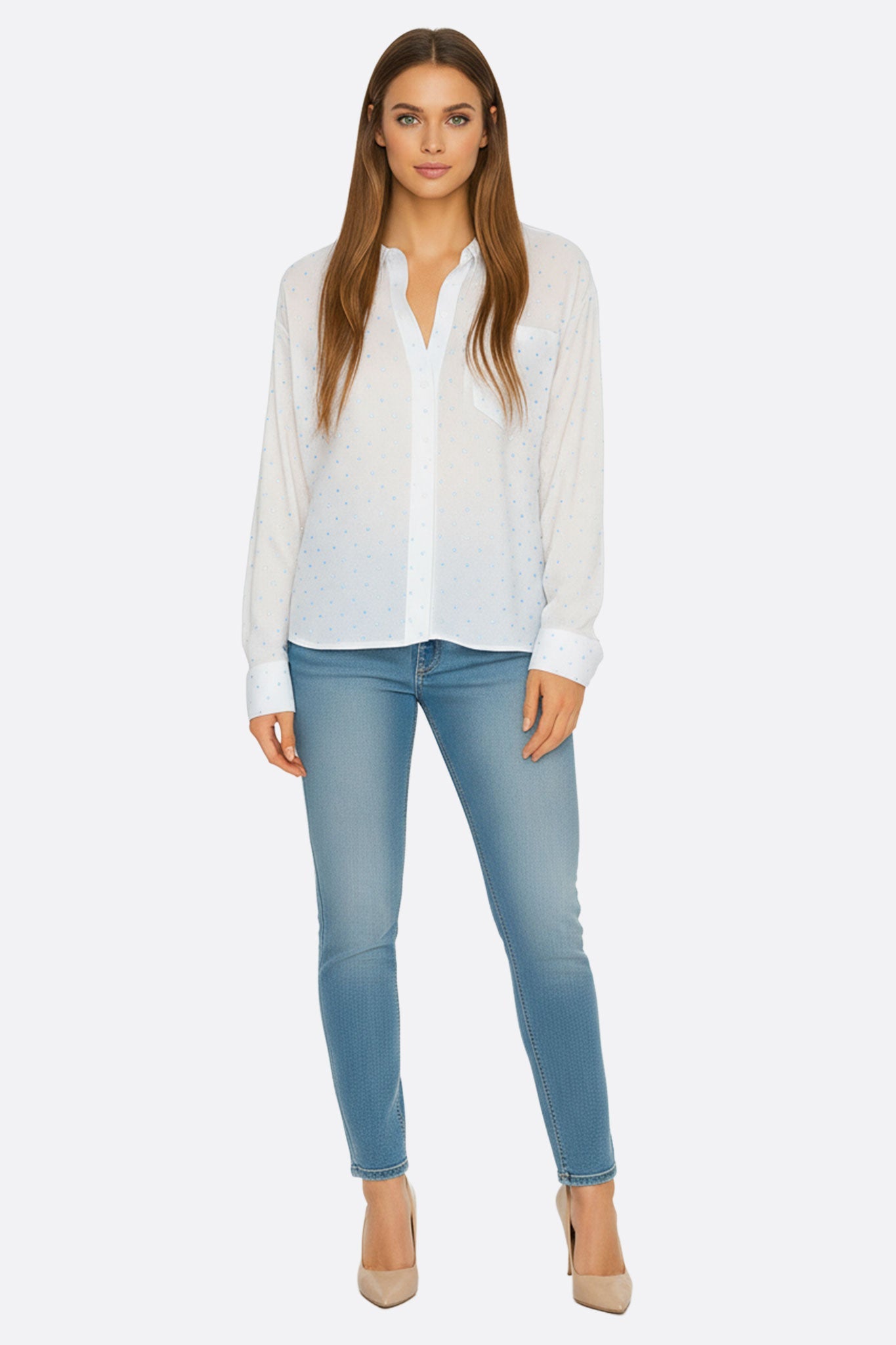 Dettaglio di una camicia bianca oversize con strass luminosi, realizzata in un tessuto leggero, perfetta per eventi...