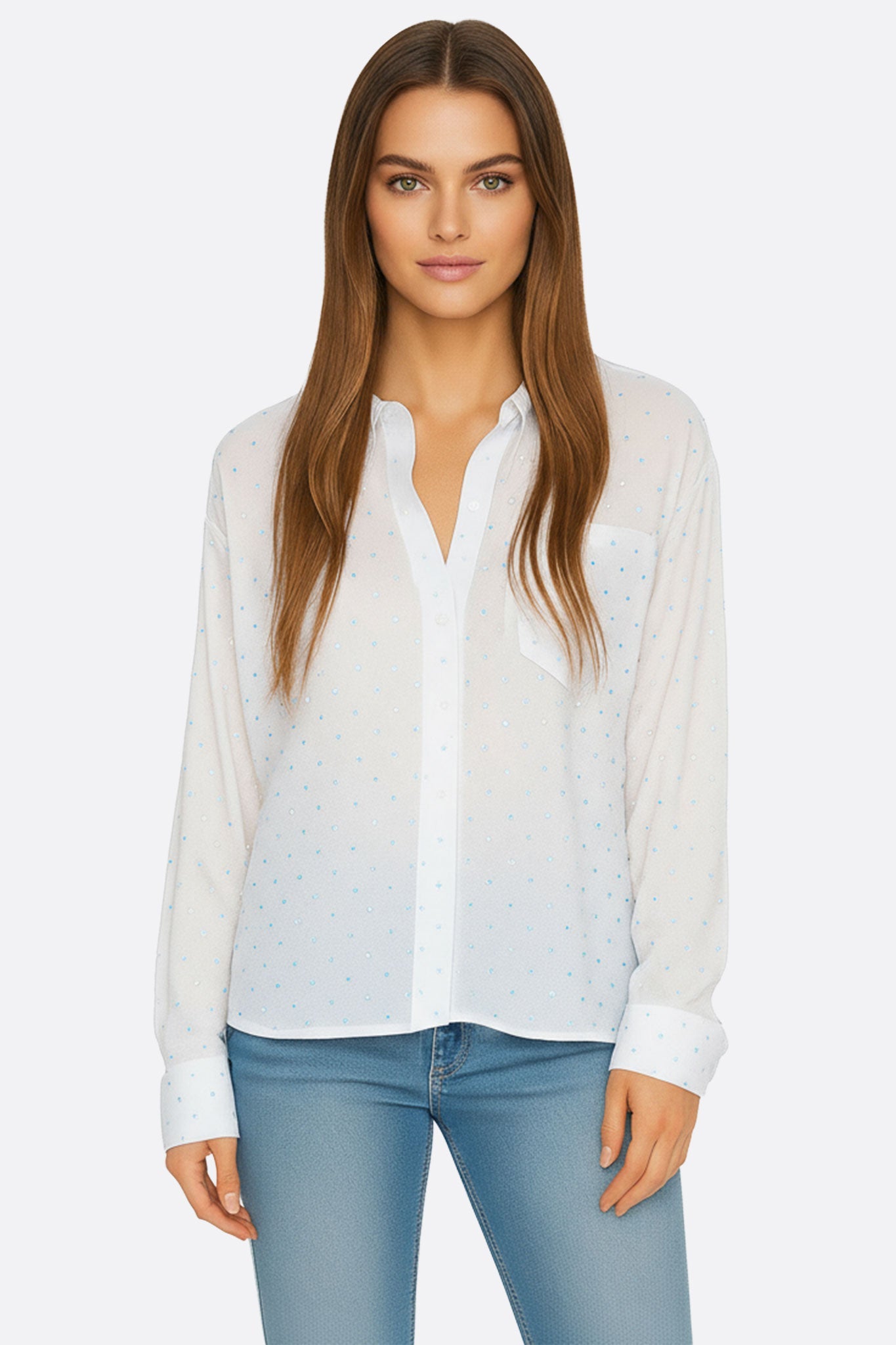 Vista principale di una camicia bianca oversize arricchita con strass, ideale per un look raffinato e chic in occasioni...
