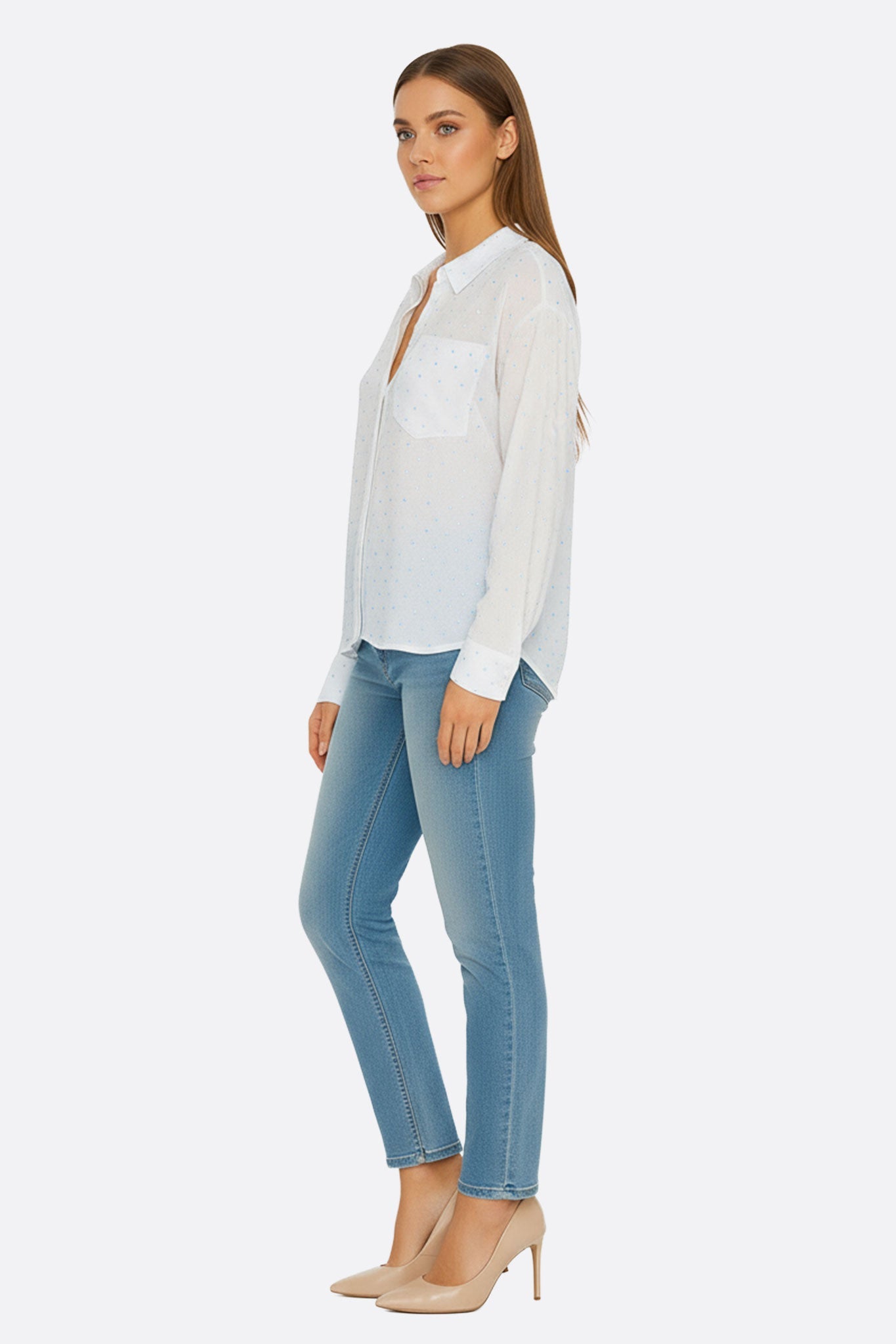 Vue alternative de la chemise blanche large décorée de strass, un style élégant pour des occasions raffinées.