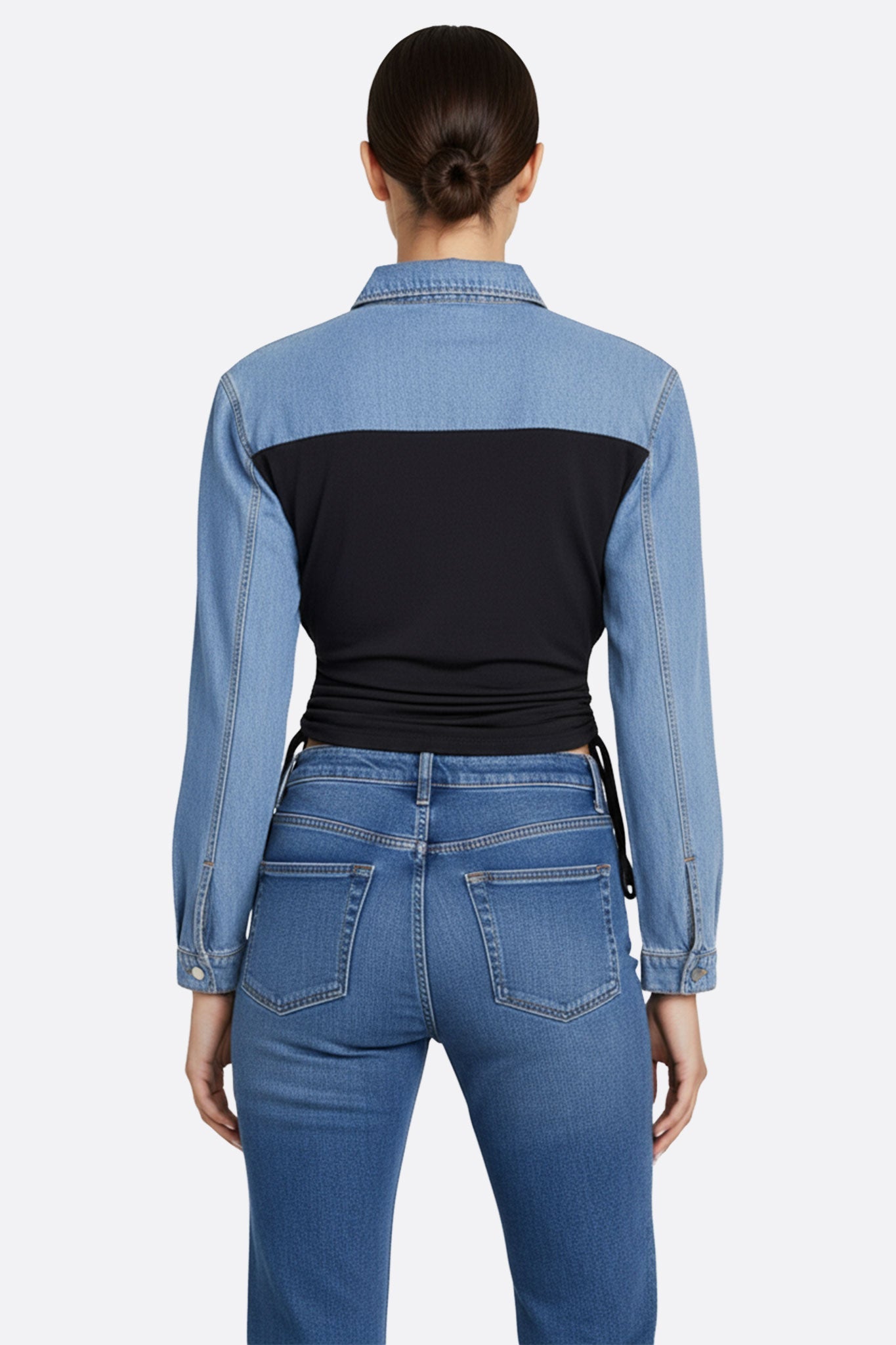 
Chemise hybride bleu en denim et drapé noir, vue 3/4 mettant en valeur les cordons pour une allure sophistiquée.



