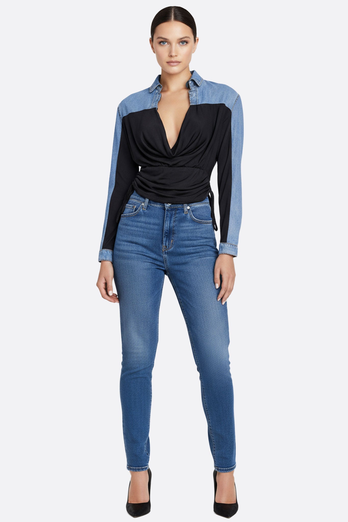 
Détail raffiné de la chemise bi-matières en denim bleu et drapé noir, cordons ajustables pour une silhouette élégante.



