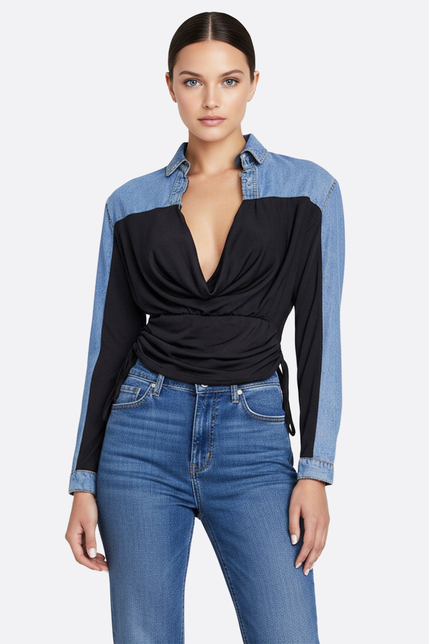 Camisa híbrida de denim azul y drapeado negro, con cordones, ideal para un estilo moderno y elegante en cualquier ocasión.