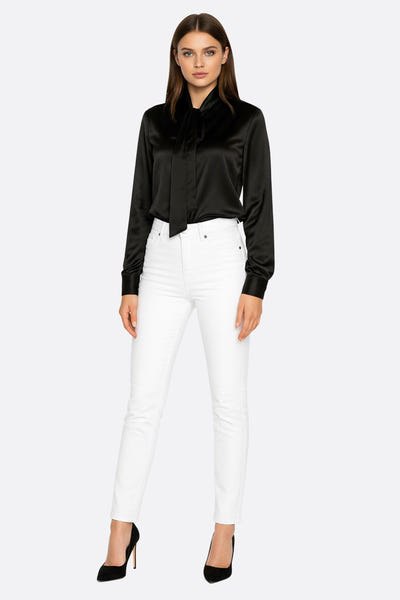 
Détail en gros plan de la chemise en satin noir à lavallière, mettant en avant sa texture riche et son charme intemporel.



