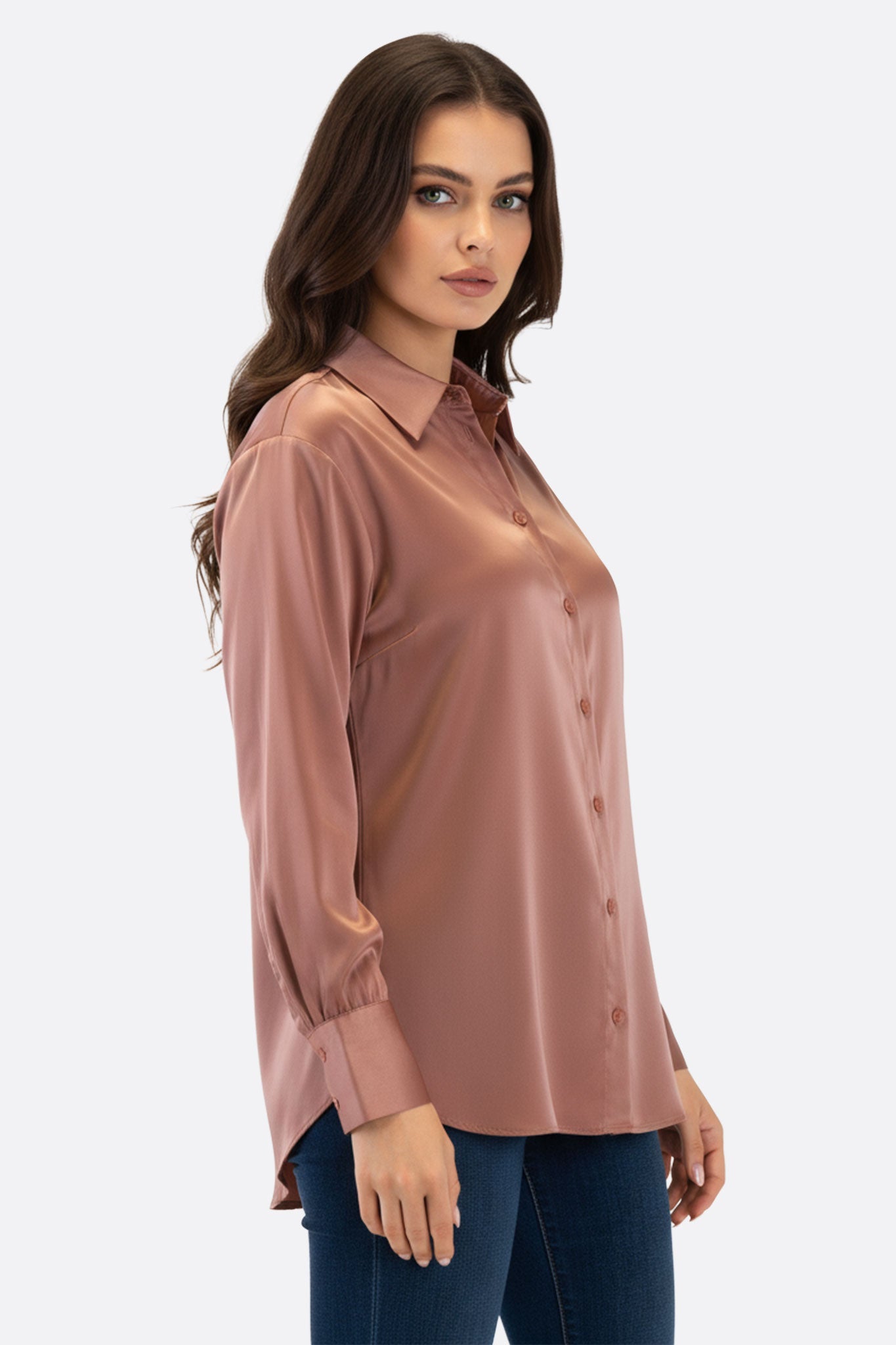 
Détail raffiné de la chemise en satin rose poudré, mettant en avant son tissu fluide et son allure sophistiquée.



