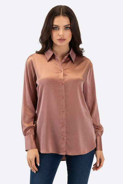 
Chemise élégante en satin rose poudré à manches longues, parfaite pour une soirée raffinée ou un look de bureau chic.



