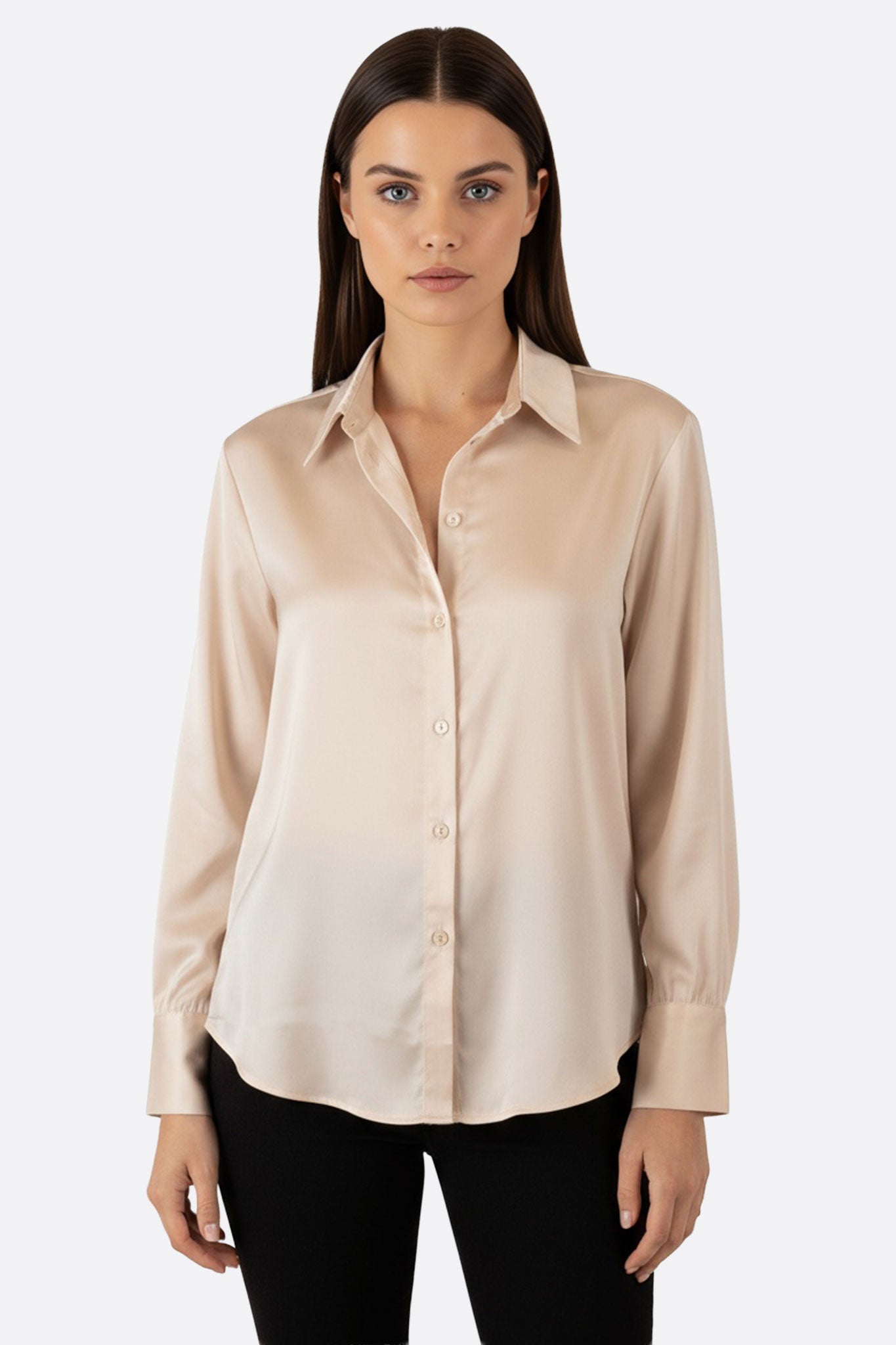 Camisa de satén beige de mangas largas, con caída fluida y brillo delicado, ideal para un look elegante y moderno en...