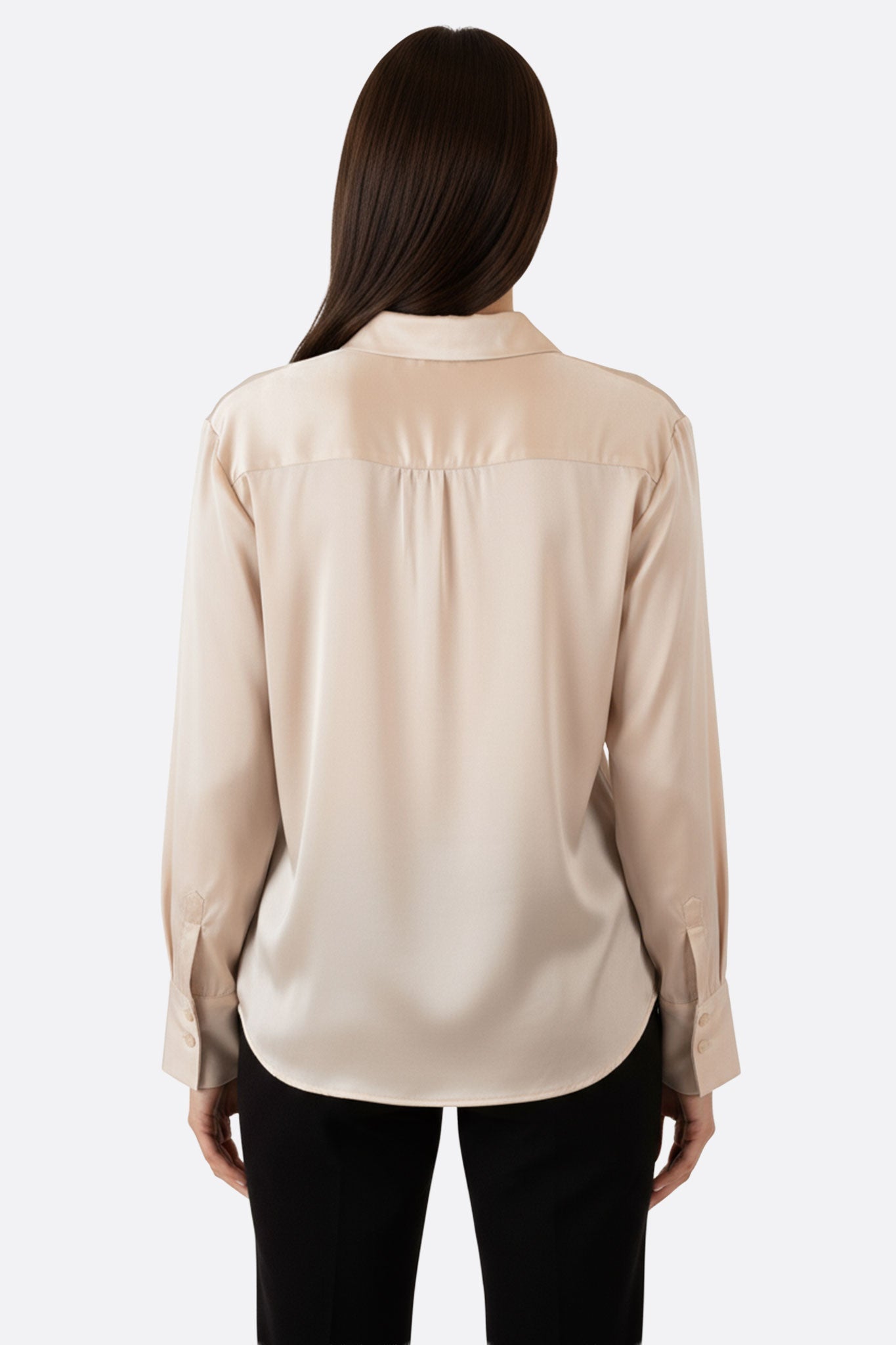 
Vue alternative de la chemise beige en satin, soulignant son tombé élégant et ses manches longues délicates.



