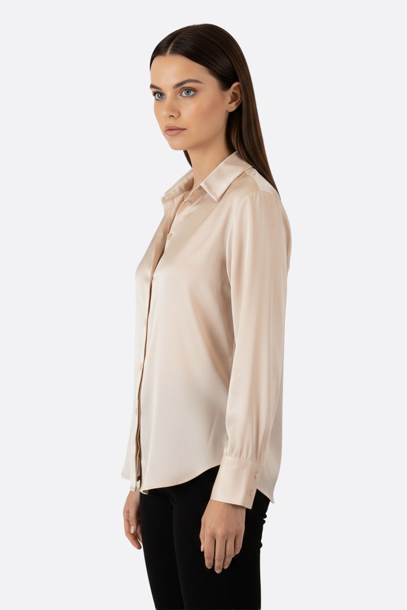 Detalle en primer plano de la textura sedosa de la camisa beige de satén, perfecta para un look chic en eventos especiales.