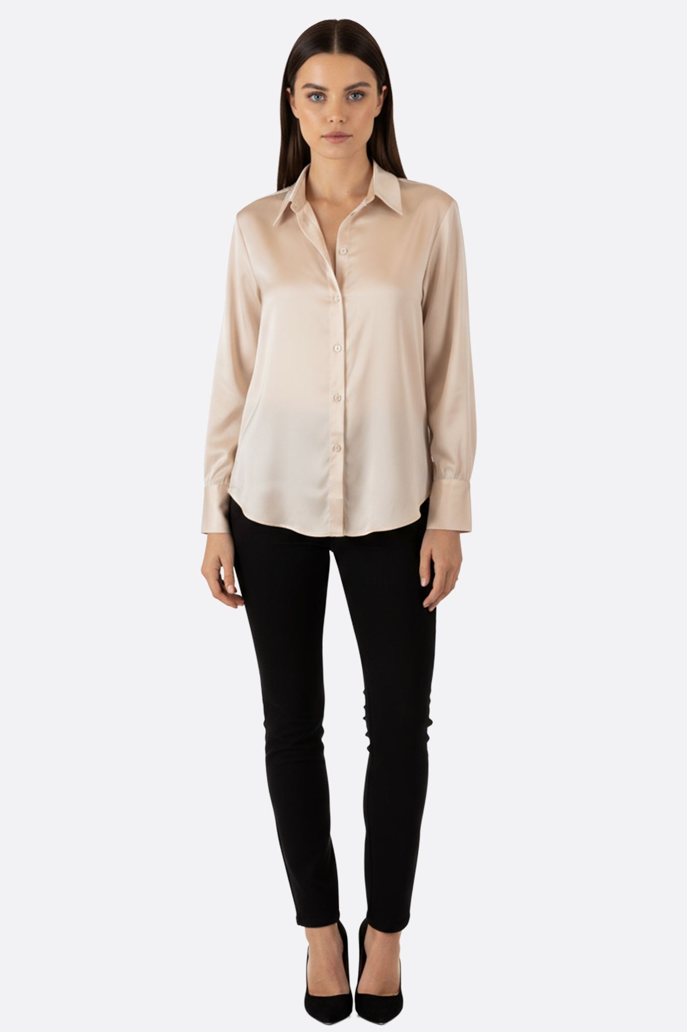 
Angle différent de la chemise beige en satin, mettant en avant ses manches longues et son élégance fluide.



