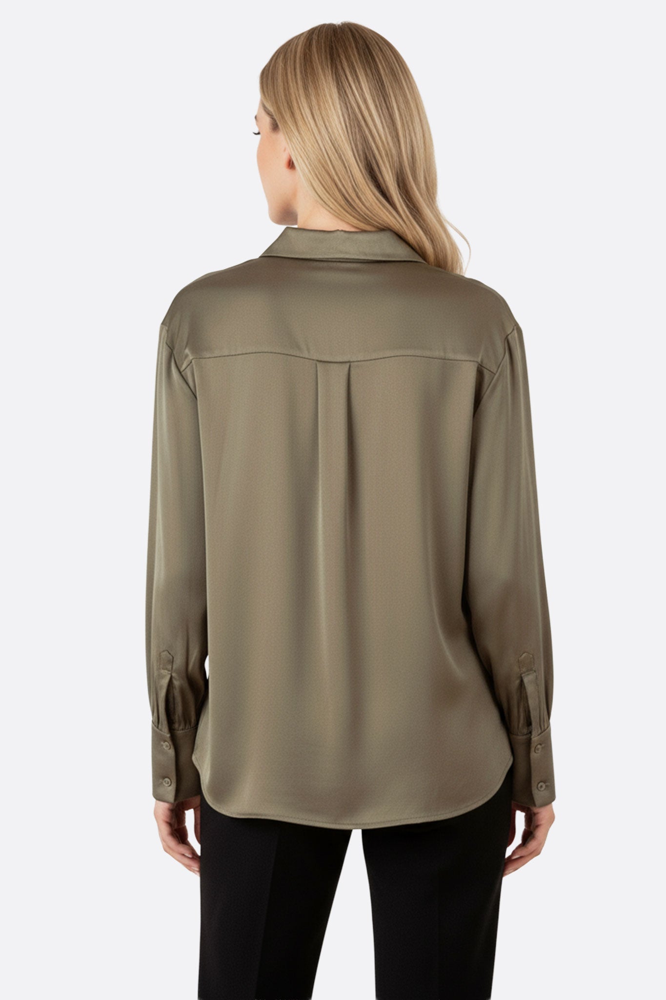 Détail 3/4 d'une chemise oversize en satin kaki, style contemporain, parfaite pour une soirée élégante ou un look chic...