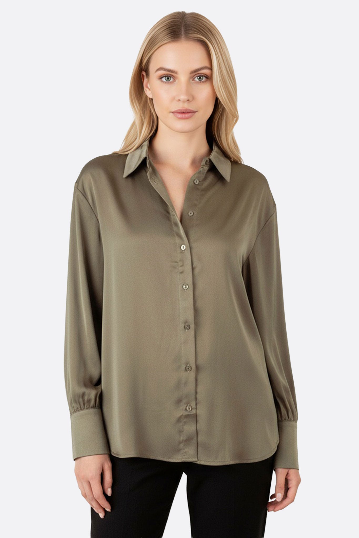 Chemise oversize en satin kaki pour femme, élégante et moderne, idéale pour des occasions chic ou décontractées.