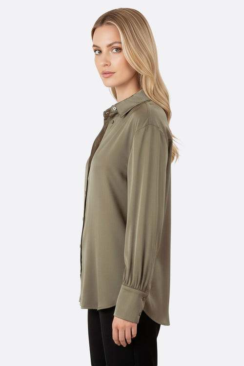 
Détail d'une chemise en satin kaki luxueux, à manches longues, parfaite pour un style sophistiqué au quotidien.



