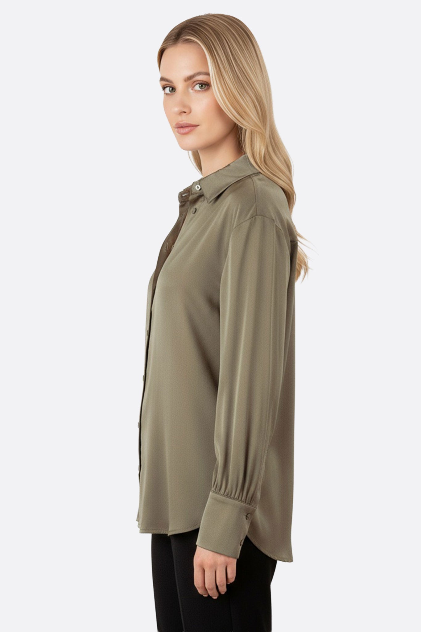 Détail d'une chemise en satin kaki luxueux, à manches longues, parfaite pour un style sophistiqué au quotidien.