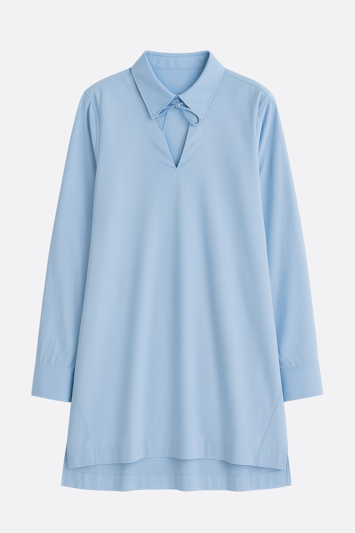 
Vue alternative de la chemise tunique bleue en coton, soulignant la légèreté du tissu et l'élégance des manches longues.



