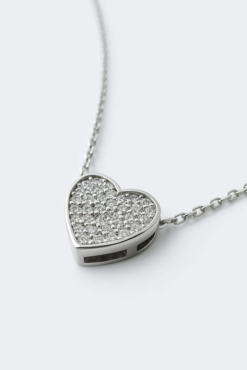 
Pendentif en cœur élégant en argent 925 orné de cristaux, sublime détail de ce collier raffiné pour vos soirées.



