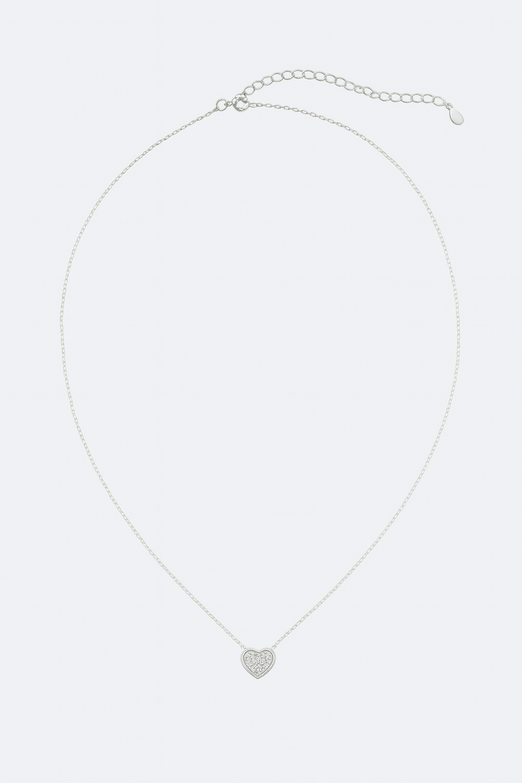 Collier raffiné en argent 925 avec pendentif en cœur, cristaux micropavé ajoutant une brillance subtile pour toutes...