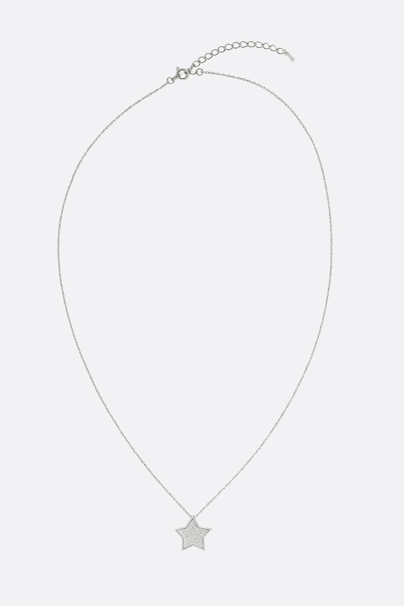 
Perspective différente sur le collier en argent 925, mettant en avant le pendentif étoile en cristaux micropavé pour un...



