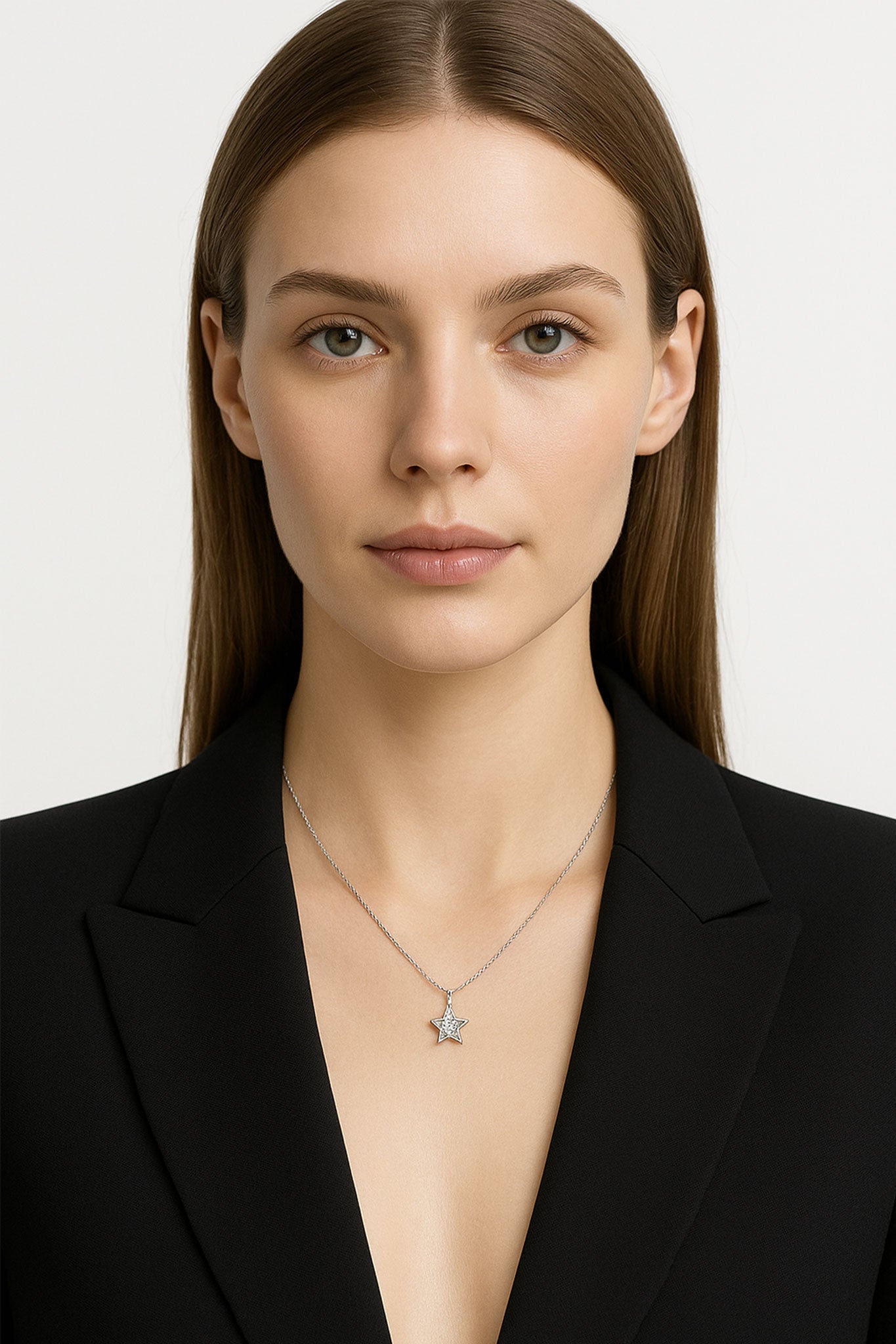 Détail du collier en argent 925 avec pendentif étoile scintillant, un bijou raffiné pour illuminer vos tenues quotidiennes.
