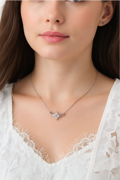 
Zoom sur le pendentif étoile météorite en argent 925, un bijou délicat parfait pour sublimer une tenue de soirée raffinée.



